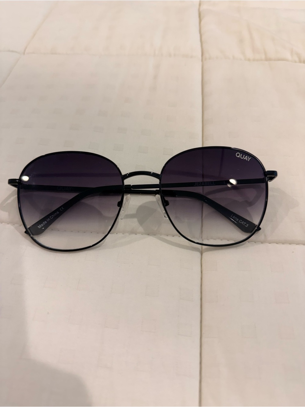 Quay Australia Jezebel - Round Gradient Purple Lens Sunglasses with Black Frame